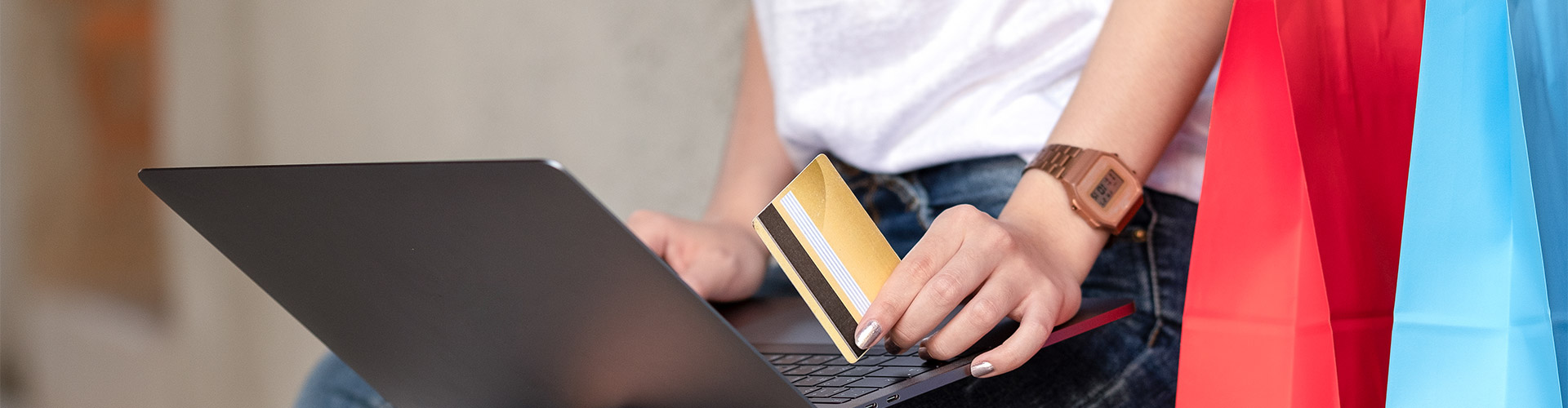 Servicio de Aplazamiento de pago para Particulares - Una chica, de compras, tiene en la mano una tarjeta de crédito